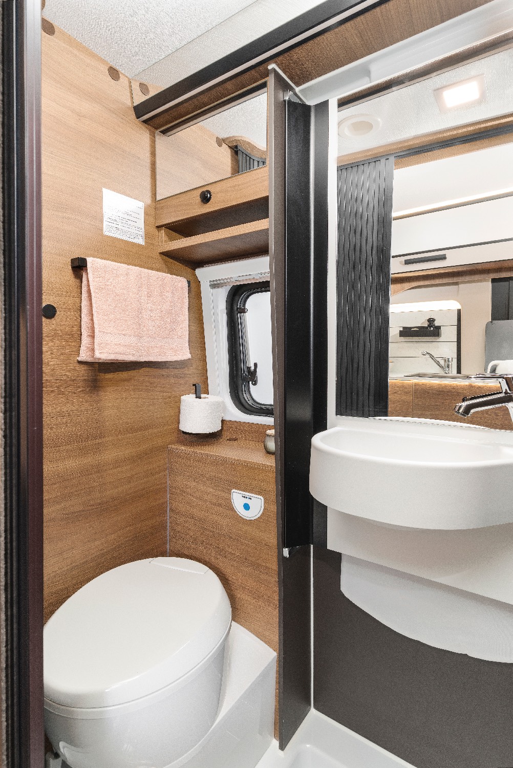 Variables Badezimmer im Benimar Benivan 120